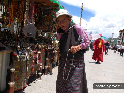 Die Barkhor Straße,  eine ringförmige Marktstraße in Lhasa