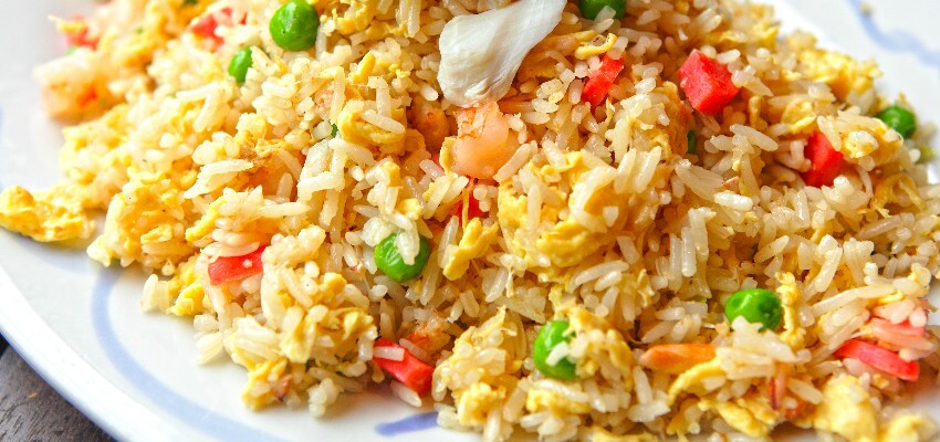 Chinesisches Essen mit Reis