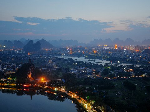 Stadt Guilin in Abenddämmerung