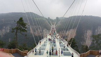 Die Glasbrücke von Zhangjiajie — die längste und höchste der Welt
