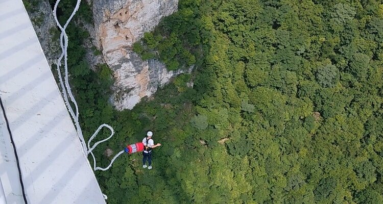 Jumping von der Zhangjiajie Glasbrücke